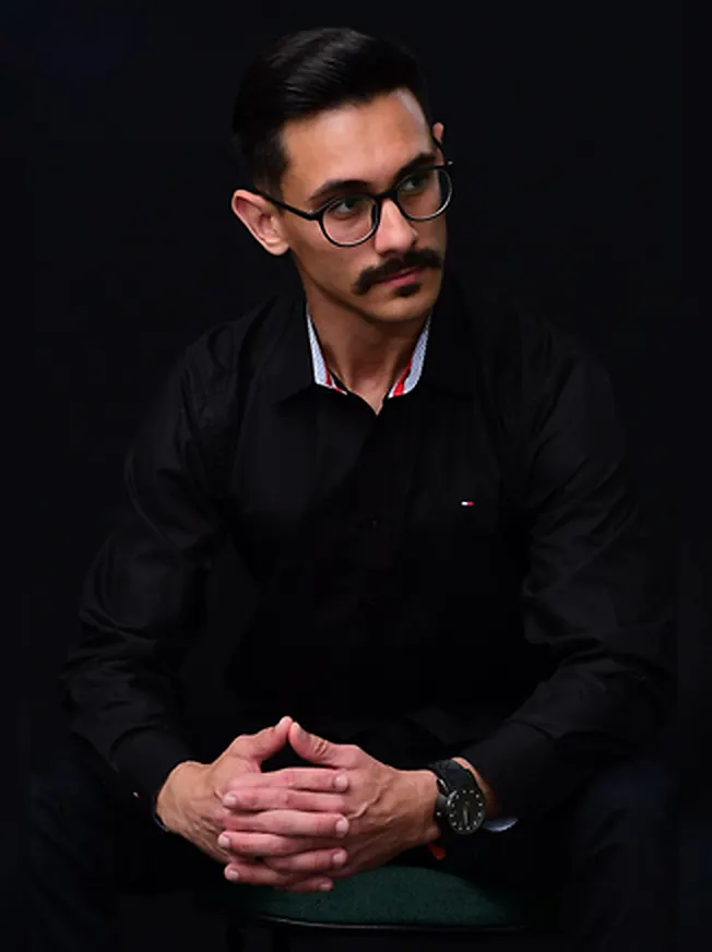 Vitor Guilherme, fundador do Instituto Alcateia, sentado em retrato sóbrio